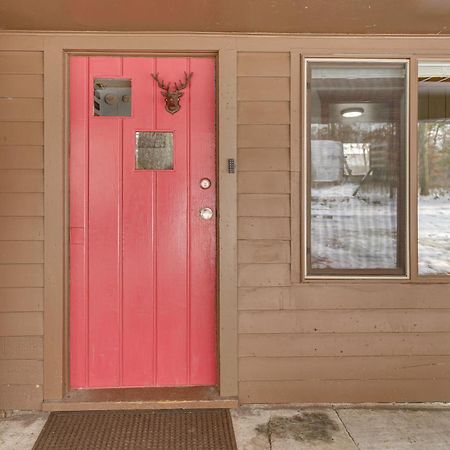Pet-Friendly Irons Cottage About 4 Mi To Sand Lake! Kültér fotó