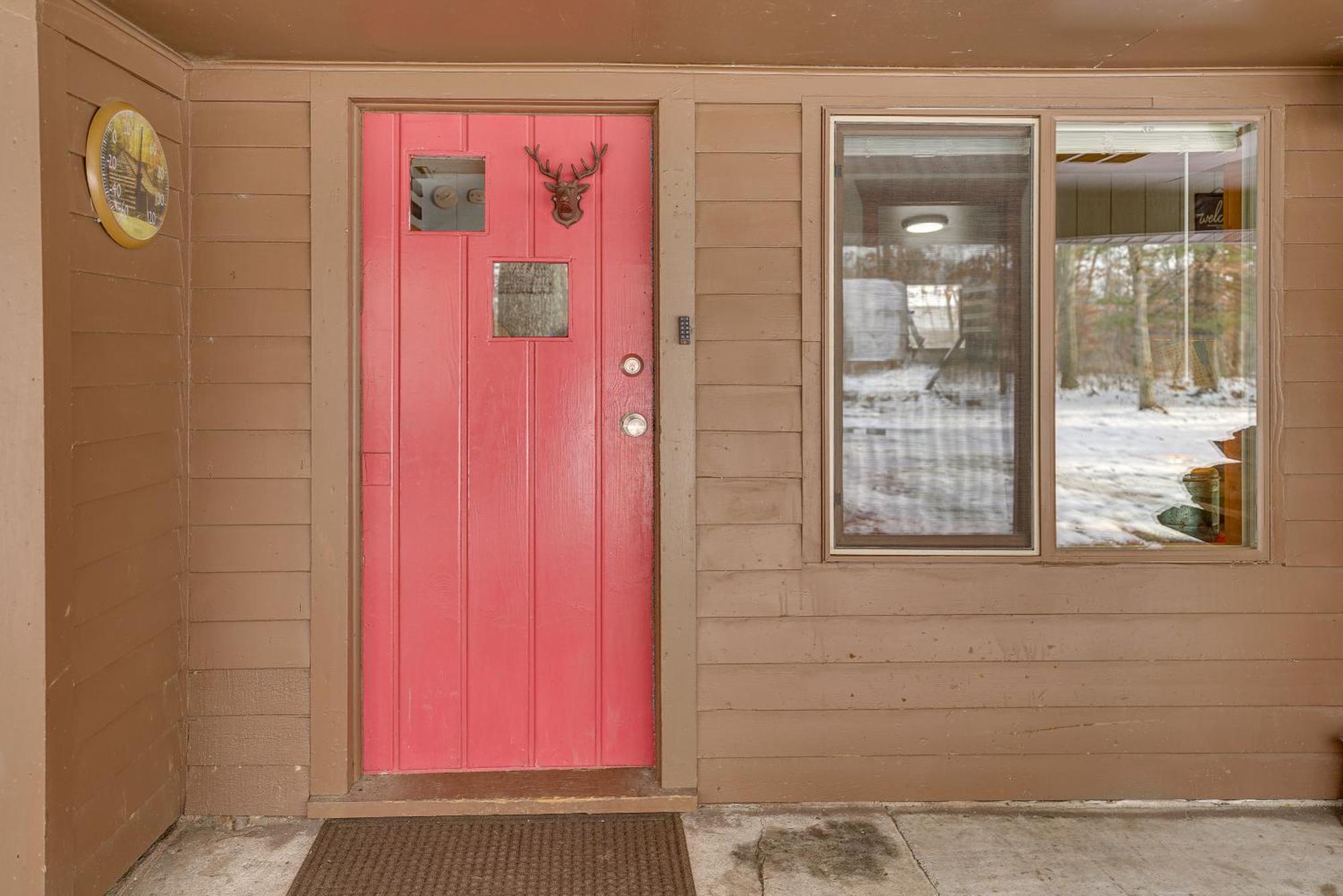 Pet-Friendly Irons Cottage About 4 Mi To Sand Lake! Kültér fotó