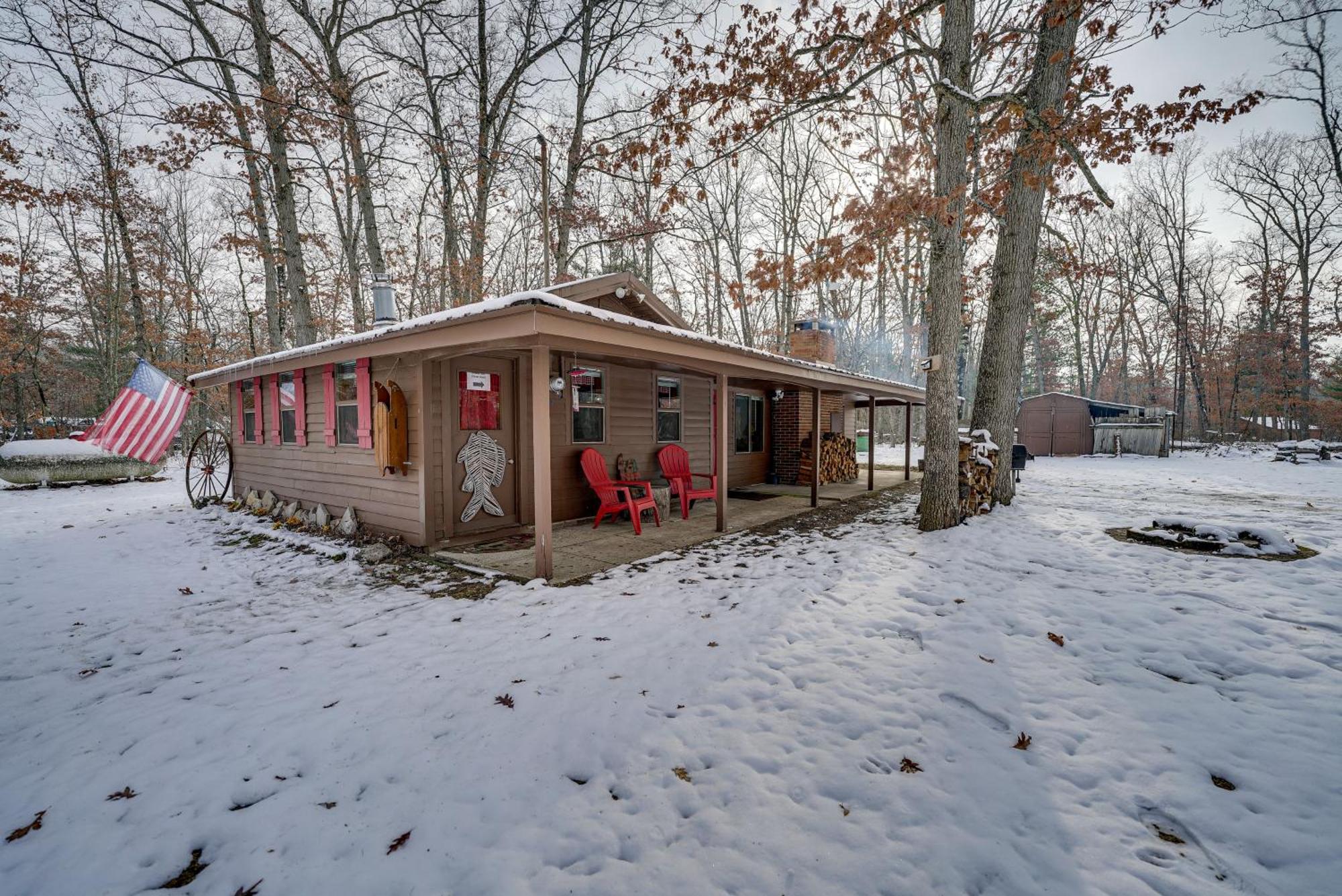 Pet-Friendly Irons Cottage About 4 Mi To Sand Lake! Kültér fotó