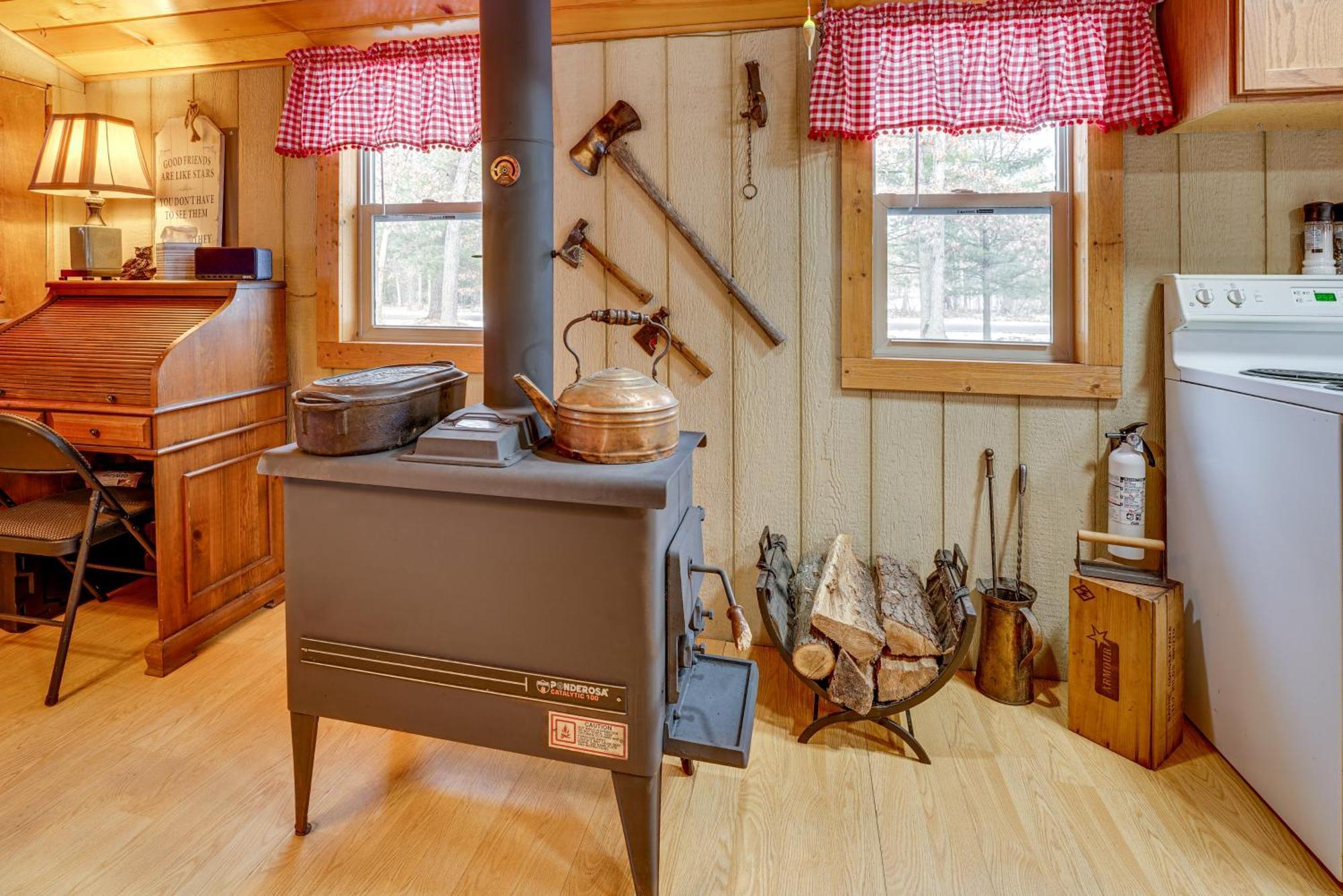 Pet-Friendly Irons Cottage About 4 Mi To Sand Lake! Kültér fotó