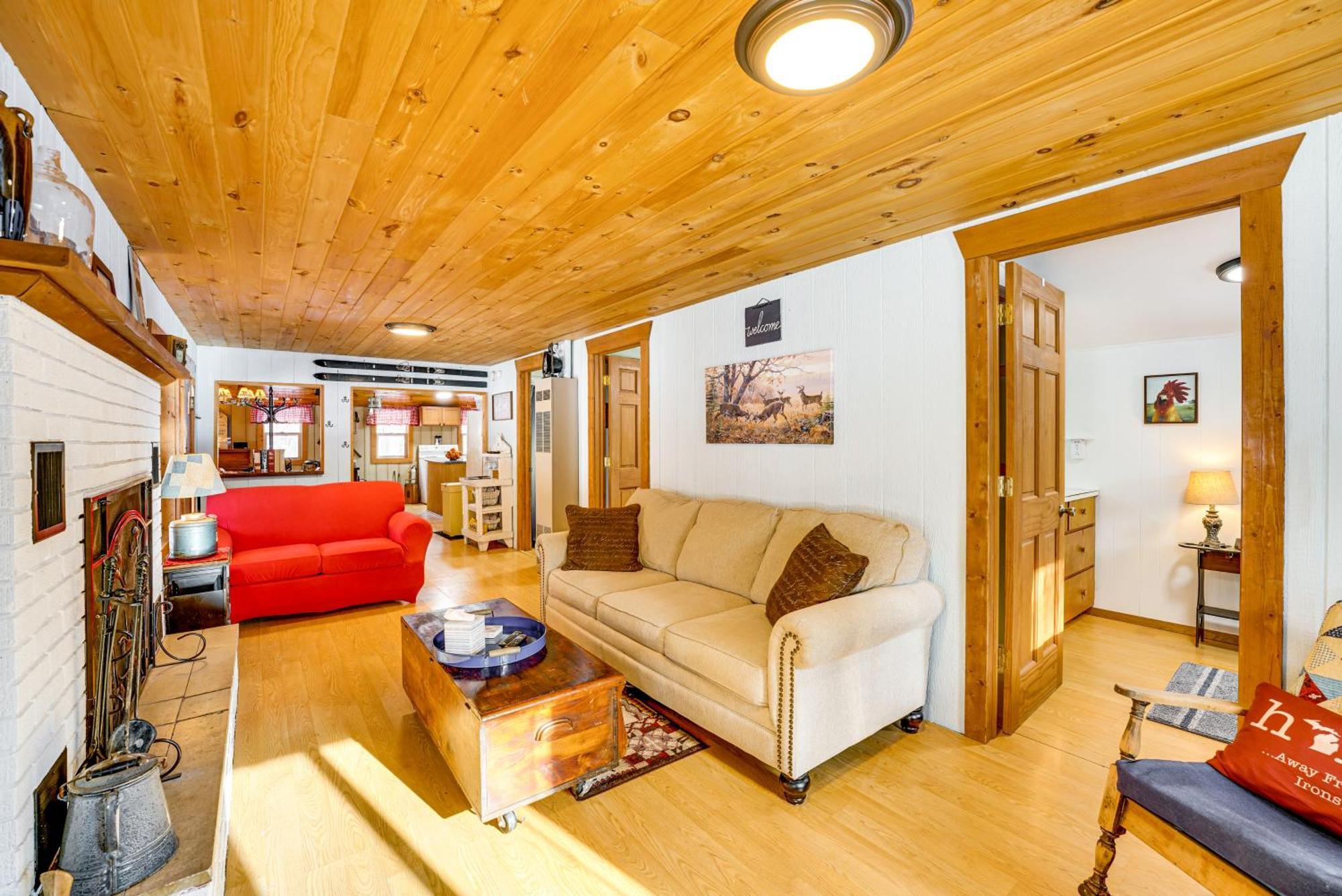 Pet-Friendly Irons Cottage About 4 Mi To Sand Lake! Kültér fotó