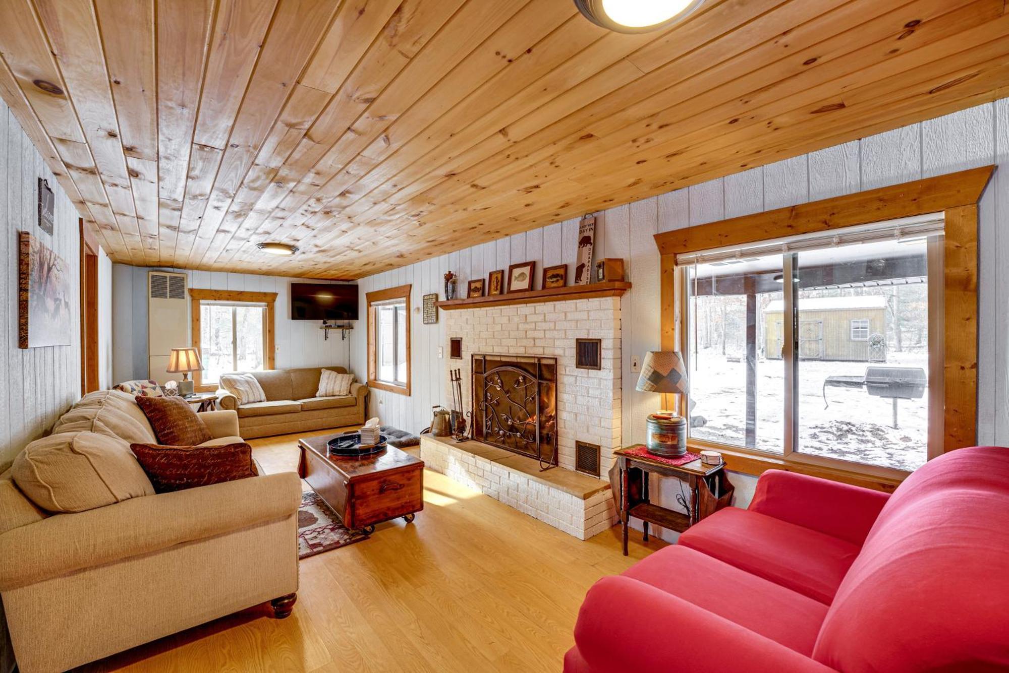 Pet-Friendly Irons Cottage About 4 Mi To Sand Lake! Kültér fotó