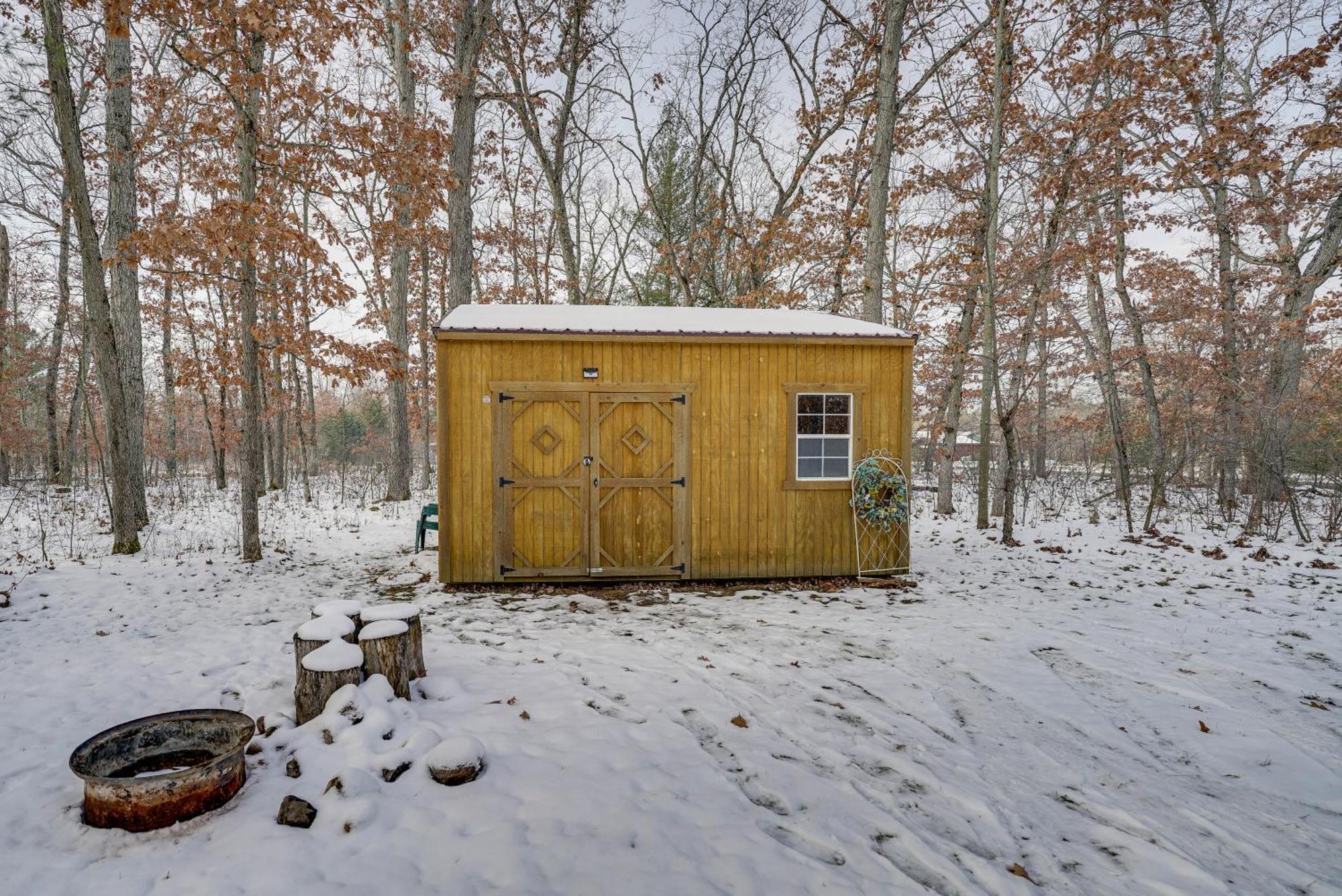 Pet-Friendly Irons Cottage About 4 Mi To Sand Lake! Kültér fotó