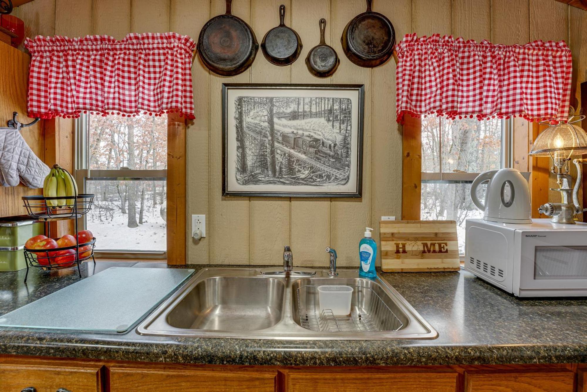 Pet-Friendly Irons Cottage About 4 Mi To Sand Lake! Kültér fotó