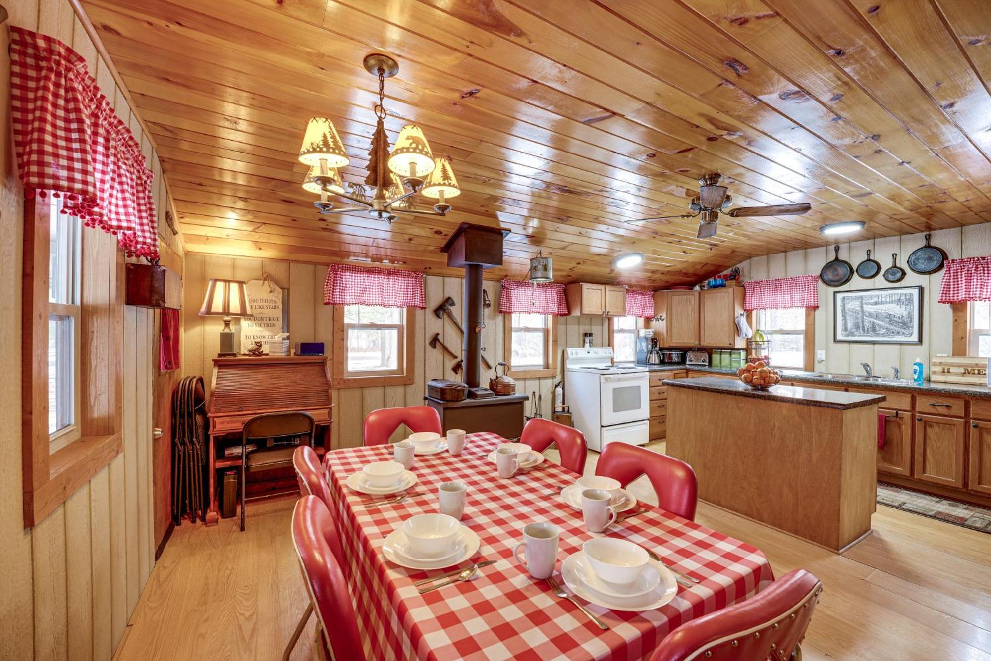 Pet-Friendly Irons Cottage About 4 Mi To Sand Lake! Kültér fotó