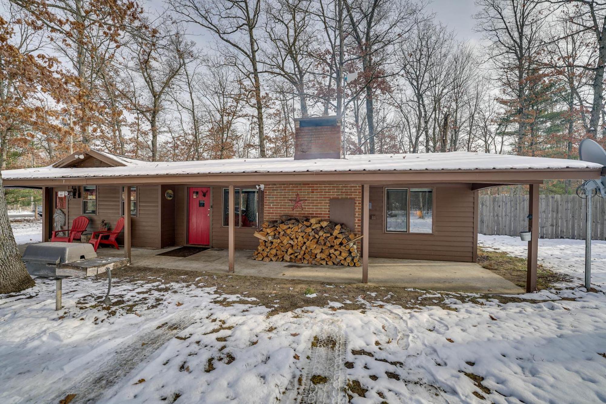 Pet-Friendly Irons Cottage About 4 Mi To Sand Lake! Kültér fotó
